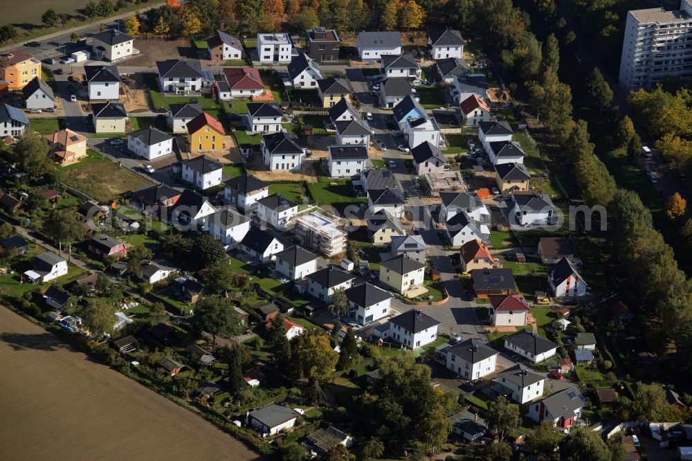 Aerial photograph Berlin - Single-family residential area of settlement at the Rodelberg adverse of the building made with precast concrete slabs - high rise - housing estate Luebars in Berlin in Germany