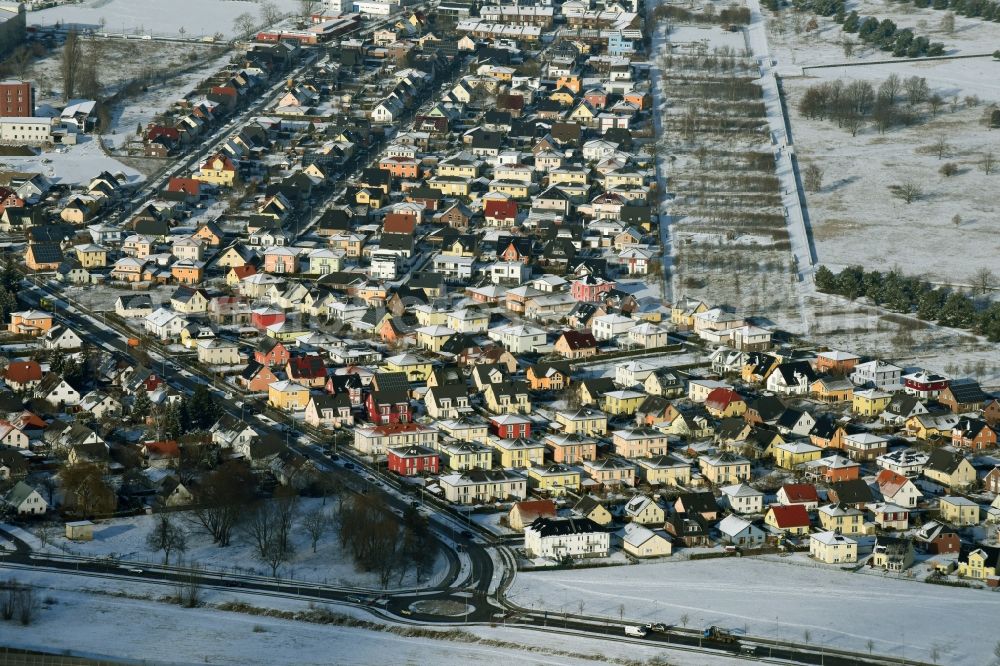 Berlin from above - Single-family residential area of settlement Strasse am Flugplatz - Fokkerstrasse in Johannisthal in Berlin in Germany