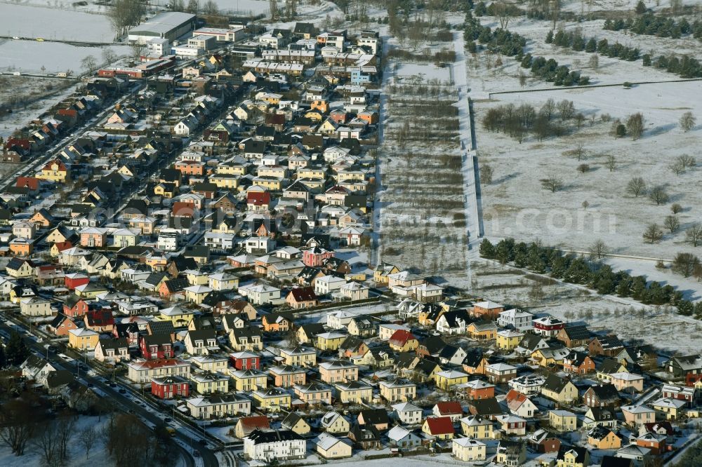 Berlin from the bird's eye view: Single-family residential area of settlement Strasse am Flugplatz - Fokkerstrasse in Johannisthal in Berlin in Germany