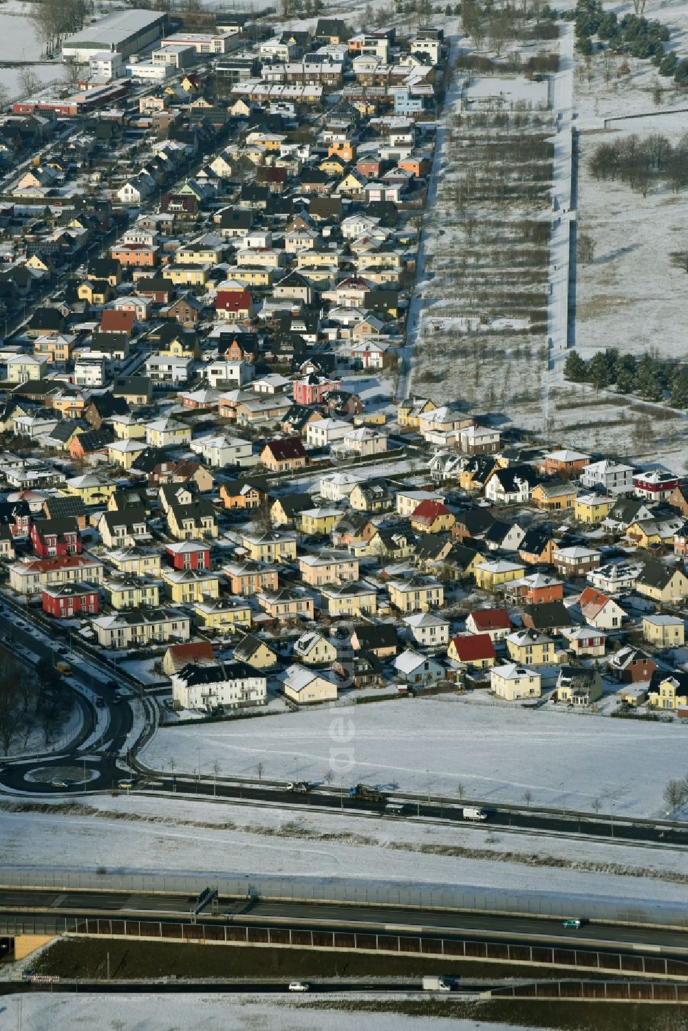 Aerial image Berlin - Single-family residential area of settlement Strasse am Flugplatz - Fokkerstrasse in Johannisthal in Berlin in Germany