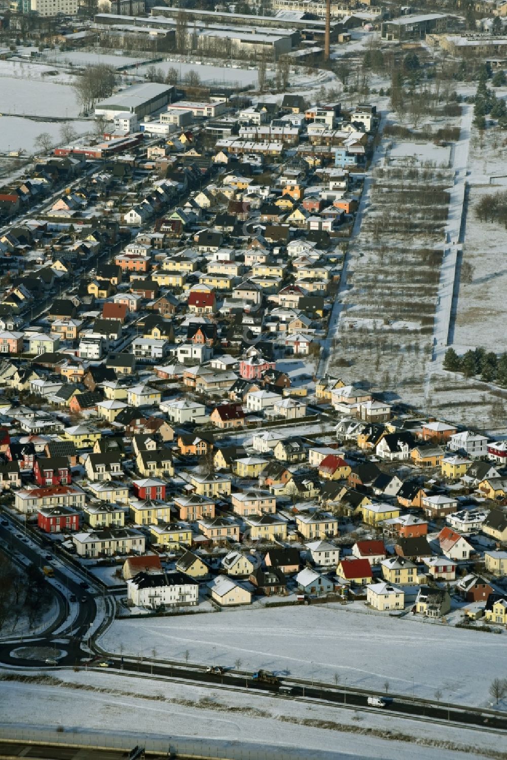 Aerial photograph Berlin - Single-family residential area of settlement Strasse am Flugplatz - Fokkerstrasse in Johannisthal in Berlin in Germany