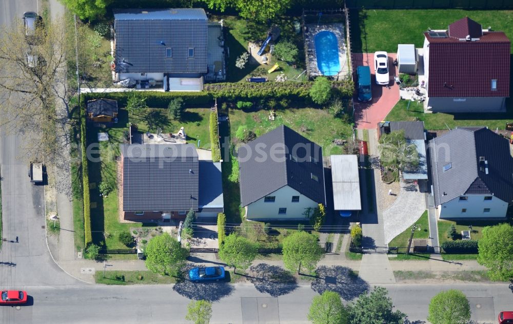 Berlin Kaulsdorf from above - Single family house residential area at the Bergedorfer road in 12621 BERLIN Kaulsdorf south