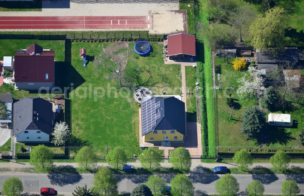 Berlin Kaulsdorf from the bird's eye view: Single family house residential area at the Bergedorfer road in 12621 BERLIN Kaulsdorf south