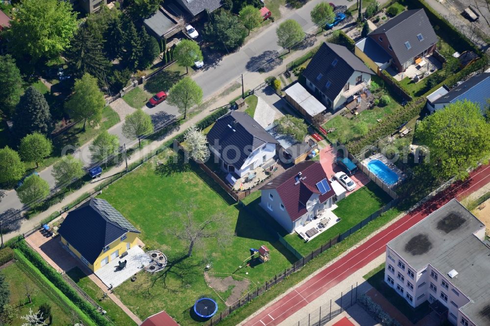 Berlin Kaulsdorf from the bird's eye view: Single family house residential area at the Bergedorfer road in 12621 BERLIN Kaulsdorf south