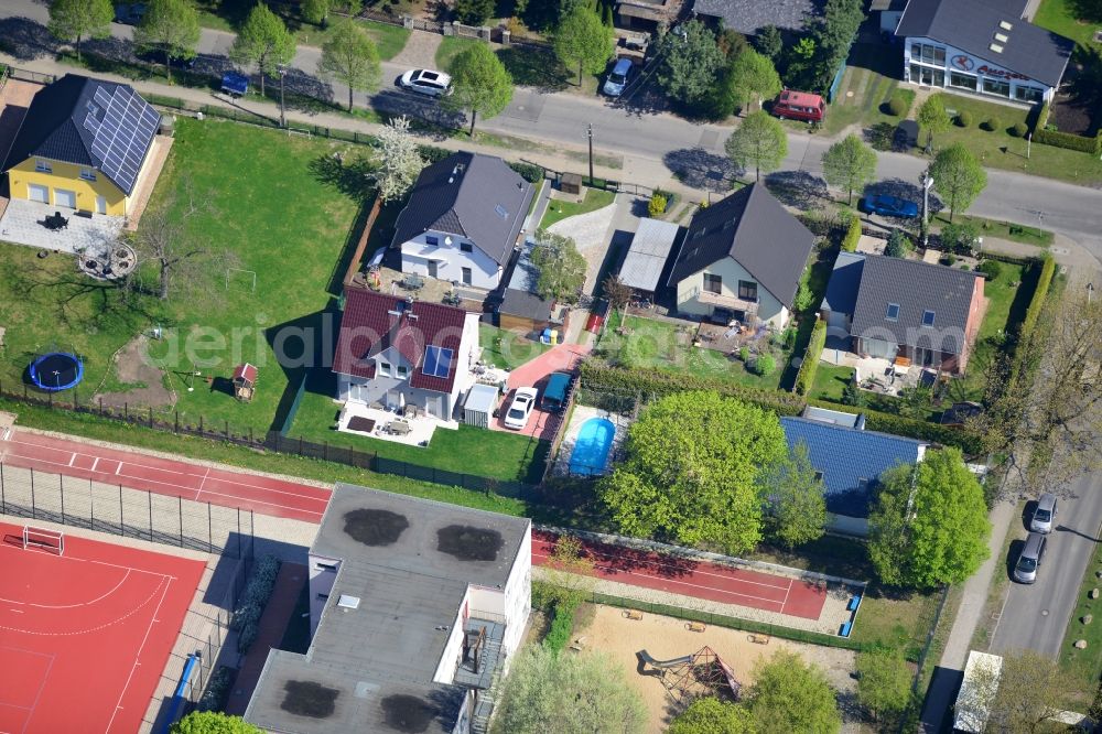 Berlin Kaulsdorf from above - Single family house residential area at the Bergedorfer road in 12621 BERLIN Kaulsdorf south