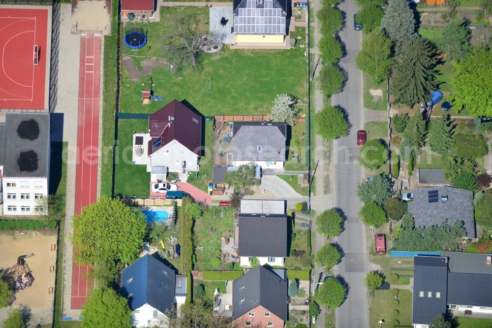 Berlin Kaulsdorf from above - Single family house residential area at the Bergedorfer road in 12621 BERLIN Kaulsdorf south