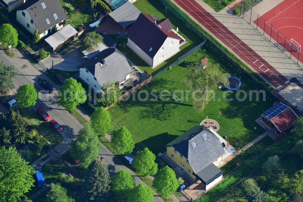 Berlin Kaulsdorf from the bird's eye view: Single family house residential area at the Bergedorfer road in 12621 BERLIN Kaulsdorf south