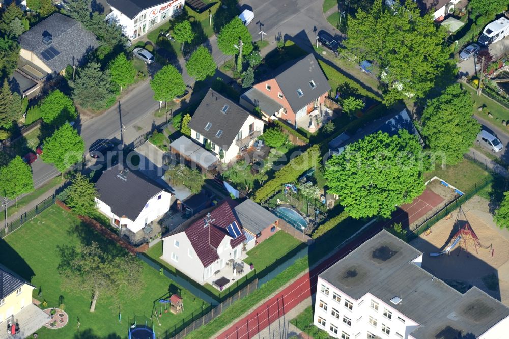 Berlin Kaulsdorf from above - Single family house residential area at the Bergedorfer road in 12621 BERLIN Kaulsdorf south