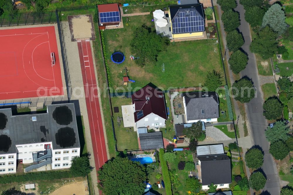 Berlin Kaulsdorf from the bird's eye view: Single family house residential area at the Bergedorfer road in 12621 BERLIN Kaulsdorf south