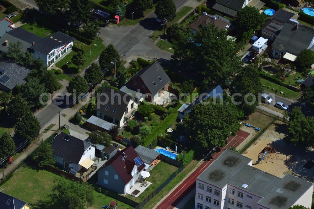 Berlin Kaulsdorf from above - Single family house residential area at the Bergedorfer road in 12621 BERLIN Kaulsdorf south