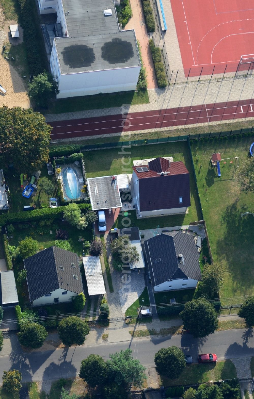 Berlin Kaulsdorf from above - Single family house residential area at the Bergedorfer road in 12621 BERLIN Kaulsdorf south