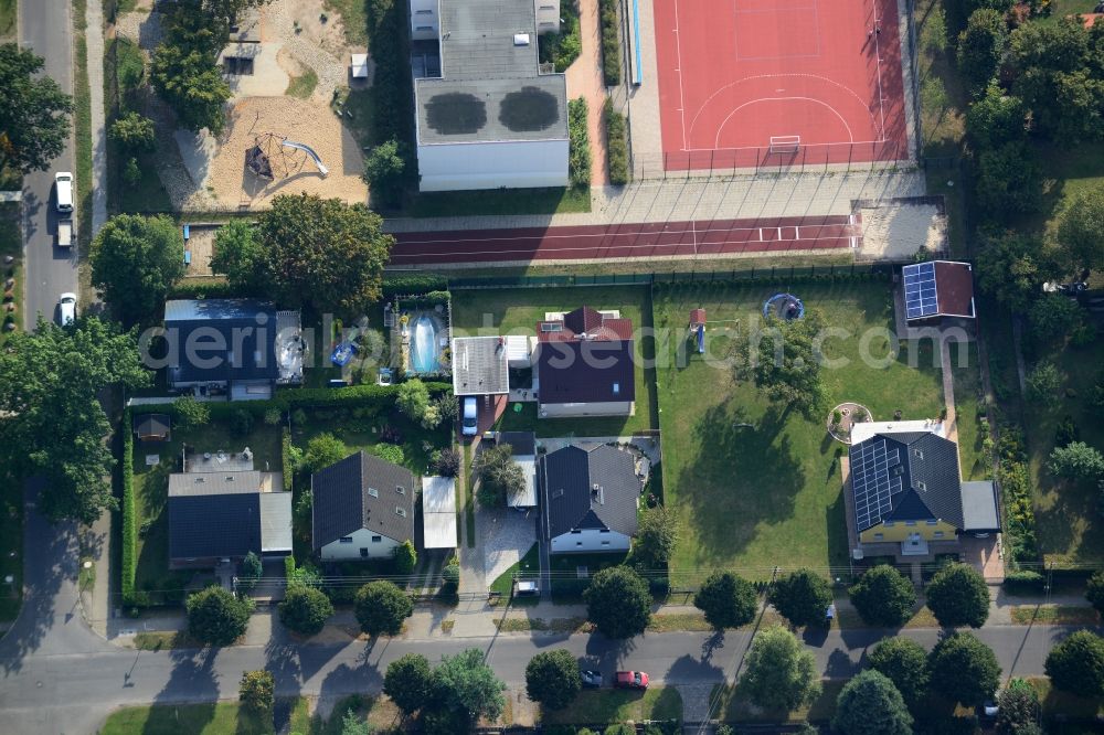 Berlin Kaulsdorf from the bird's eye view: Single family house residential area at the Bergedorfer road in 12621 BERLIN Kaulsdorf south