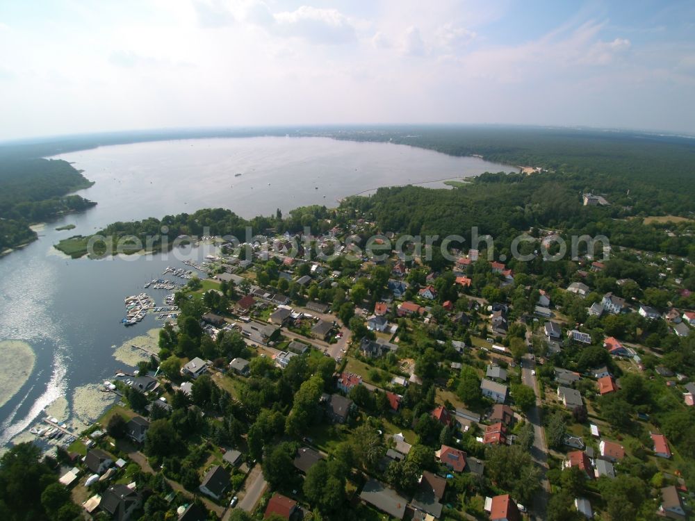 Aerial photograph Berlin - Single-family residential area of settlement on Lake Die Baenke - Mueggelsee in Berlin in the district of Rahnsdorf