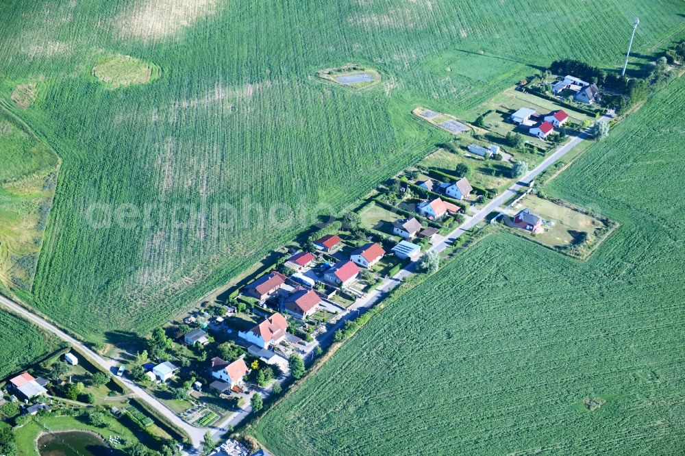 Sponholz from the bird's eye view: Single-family residential area of settlement on Burg Stargarder Weg in Sponholz in the state Mecklenburg - Western Pomerania, Germany