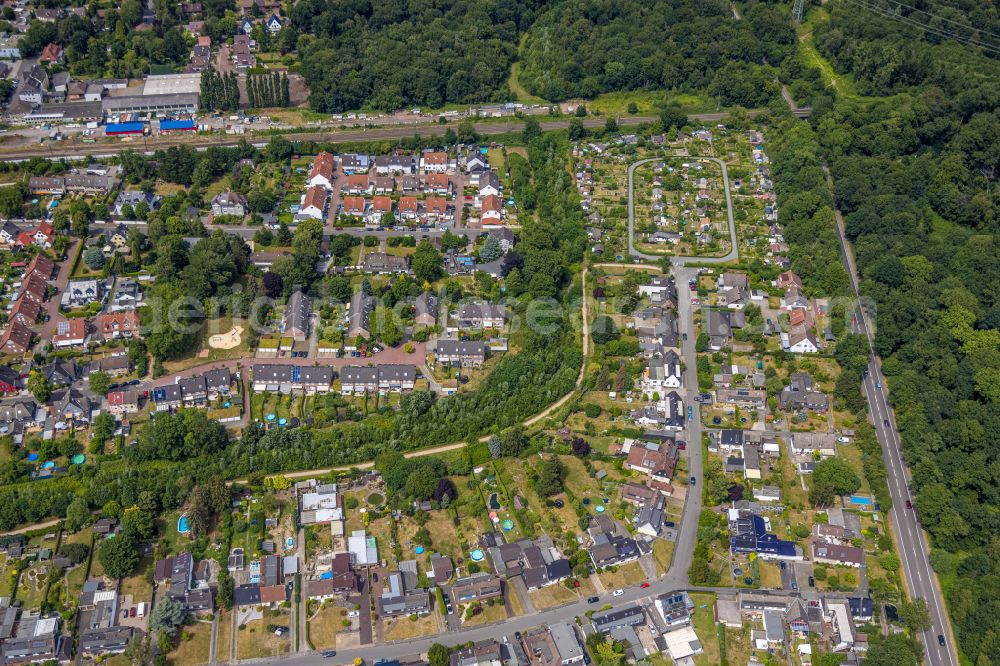 Aerial image Castrop-Rauxel - Single-family residential area of settlement on Deininghauser Bach on street Am Graben in the district Bladenhorst in Castrop-Rauxel at Ruhrgebiet in the state North Rhine-Westphalia, Germany