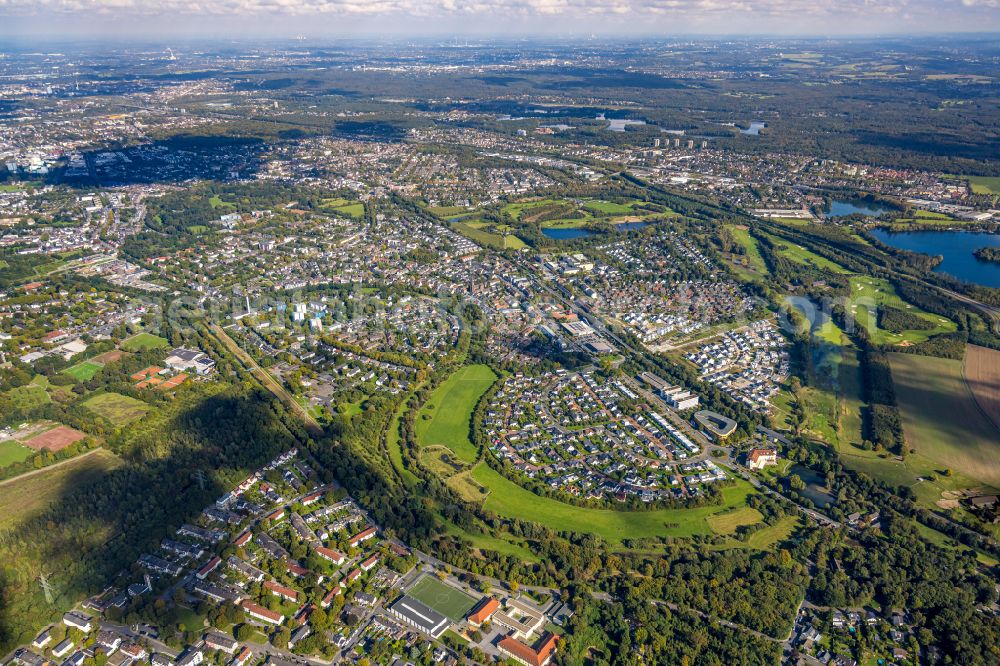 Duisburg from the bird's eye view: Single-family residential area of settlement on Heinz-Troekes-Strasse in Duisburg in the state North Rhine-Westphalia