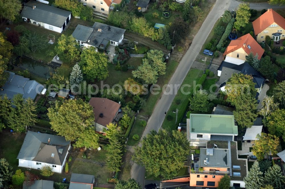 Berlin from above - Single-family residential area of settlement on the Eichenstrasse destrict Kausldorf in Berlin