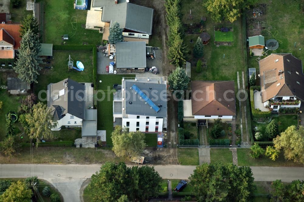 Berlin from the bird's eye view: Single-family residential area of settlement on the Eichenstrasse destrict Kausldorf in Berlin