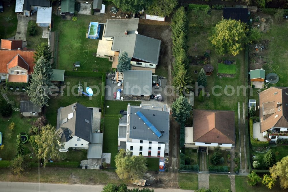 Aerial image Berlin - Single-family residential area of settlement on the Eichenstrasse destrict Kausldorf in Berlin