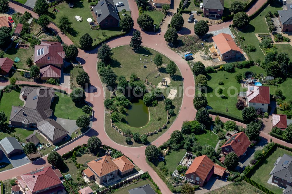 Vechelde from above - Single-family residential area of settlement with a playground on street Heinrichshoehe in Vechelde in the state Lower Saxony, Germany