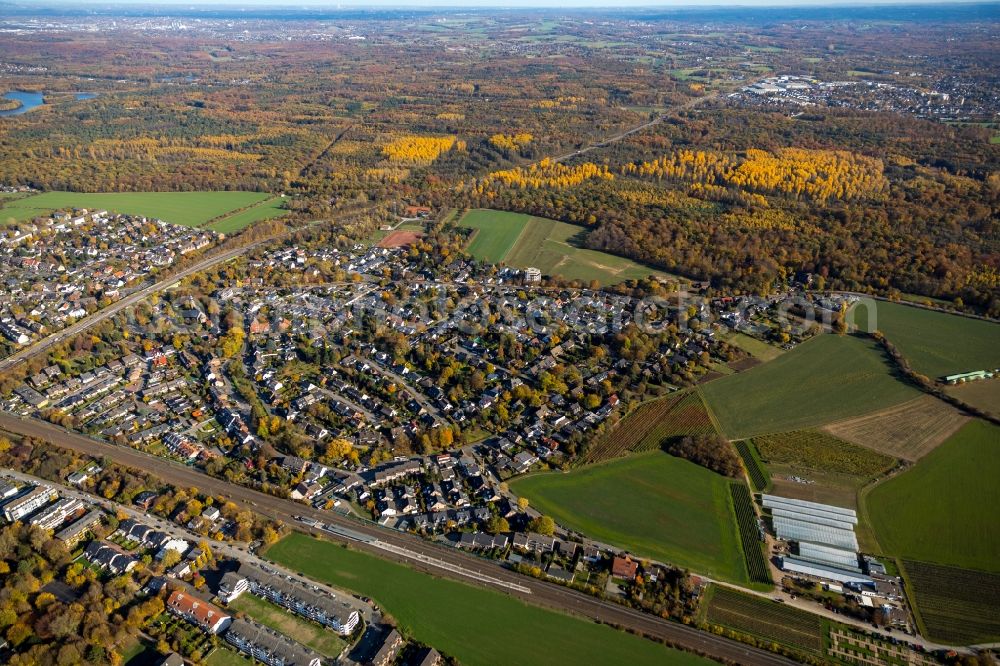 Duisburg from the bird's eye view: Single-family residential area of settlement entlong of Angermunof Strasse - Am Thelenbusch in the district Duisburg Sued in Duisburg in the state North Rhine-Westphalia, Germany