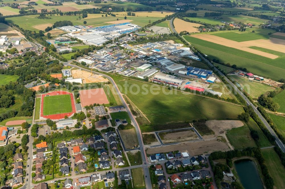 Alpen from above - Single-family residential area of settlement along the Von-Dornik-Strasse in Alpen in the state North Rhine-Westphalia, Germany. With a view of the business district at the Weseler Str. And the soccer field of the FC Viktoria alps 1911 e.V.