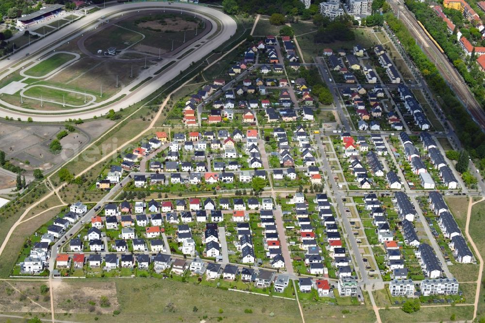 Berlin from above - Single-family residential area of settlement along the Georg-Stern-Strasse - Frieda-Rosenthal-Strasse in the district Karlshorst in Berlin, Germany