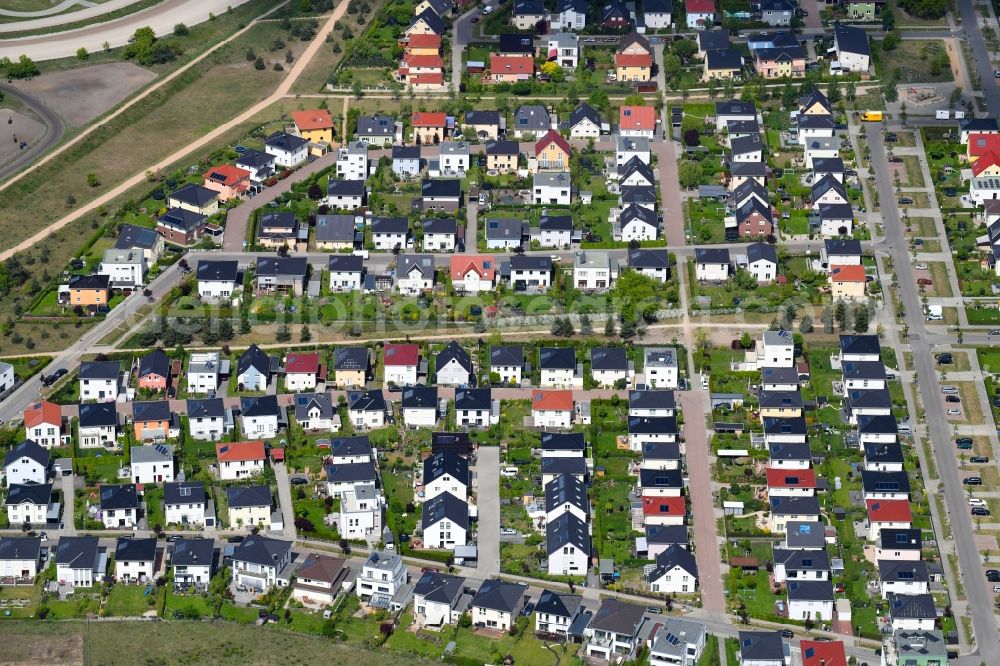 Berlin from the bird's eye view: Single-family residential area of settlement along the Georg-Stern-Strasse - Frieda-Rosenthal-Strasse in the district Karlshorst in Berlin, Germany