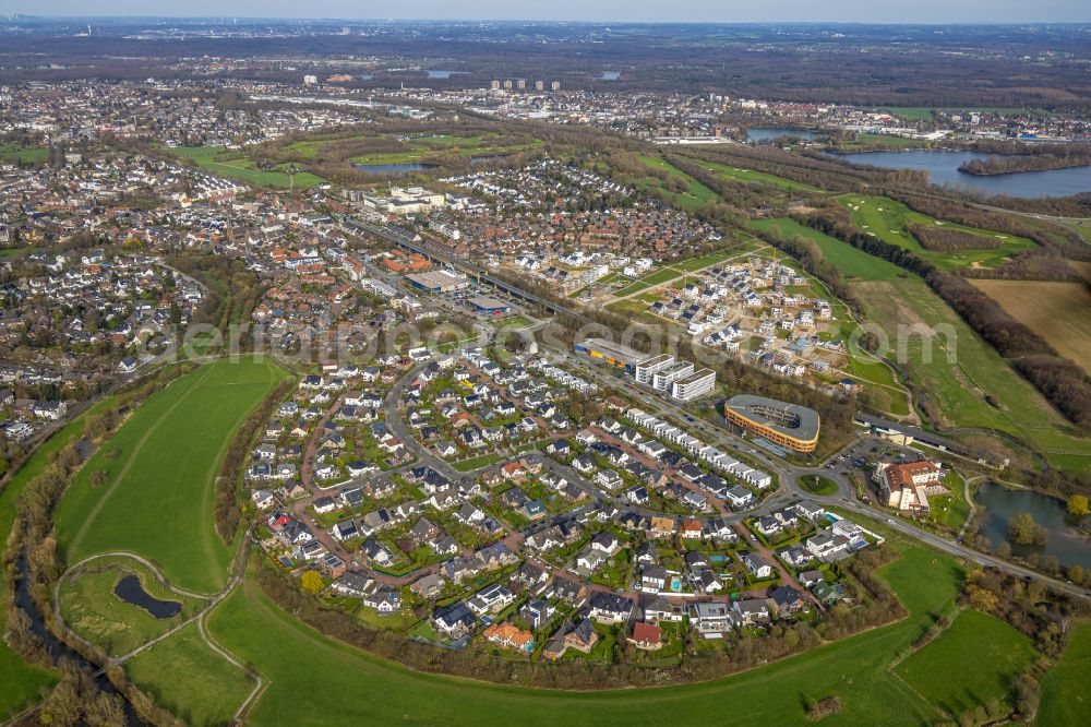 Duisburg from the bird's eye view: Single-family residential area of settlement along the Heinz-Troekes-Strasse - Johannes-Molzahn-Strasse in Duisburg in the state North Rhine-Westphalia, Germany