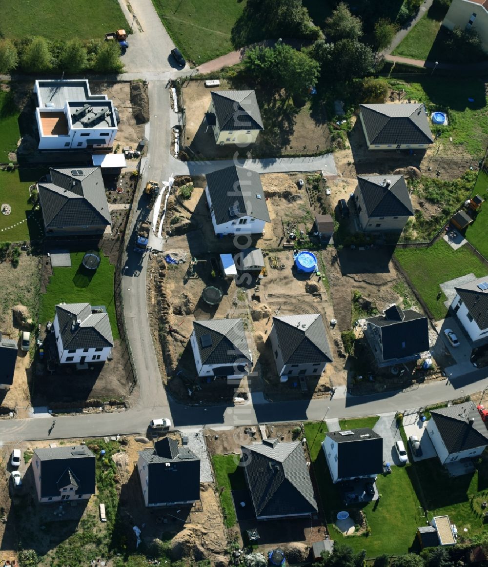 Vogelsdorf from above - Single-family residential area of settlement along the Hosemannstrasse corner Bettina-von-Arnim-Strasse in Vogelsdorf in the state Brandenburg