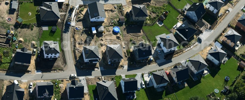 Vogelsdorf from the bird's eye view: Single-family residential area of settlement along the Hosemannstrasse corner Bettina-von-Arnim-Strasse in Vogelsdorf in the state Brandenburg