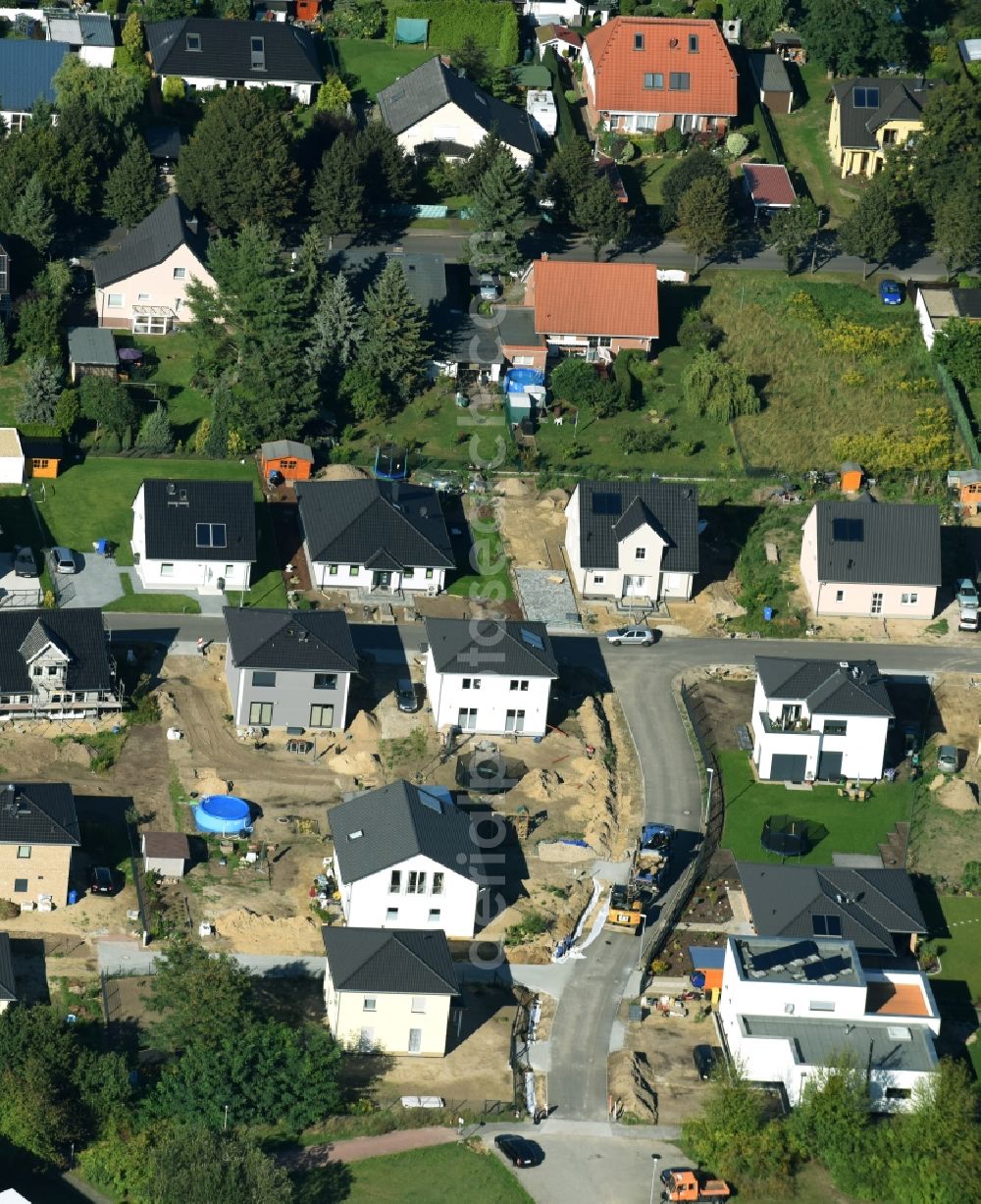 Vogelsdorf from above - Single-family residential area of settlement along the Hosemannstrasse corner Bettina-von-Arnim-Strasse in Vogelsdorf in the state Brandenburg