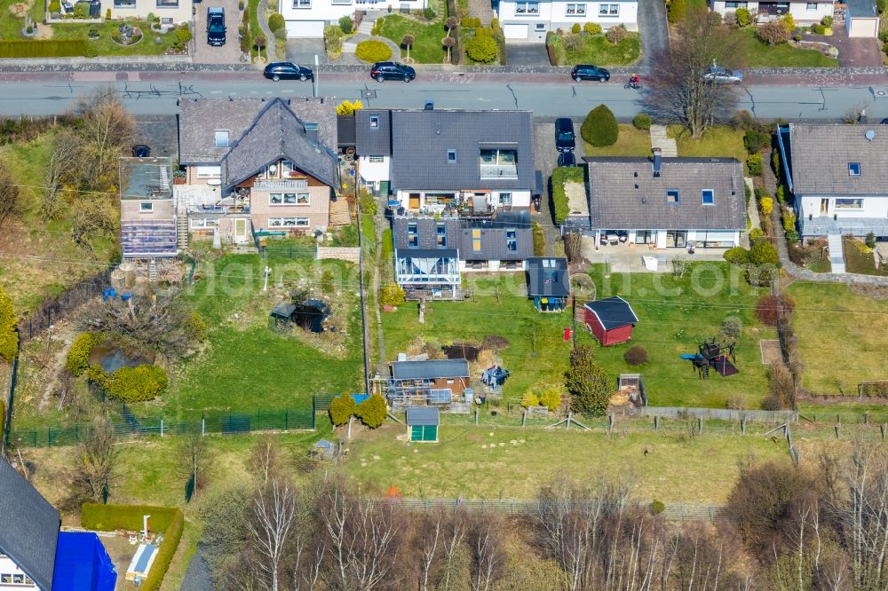 Meschede from the bird's eye view: Single-family residential area of settlement along the Liegnitzer Strasse in Meschede in the state North Rhine-Westphalia, Germany