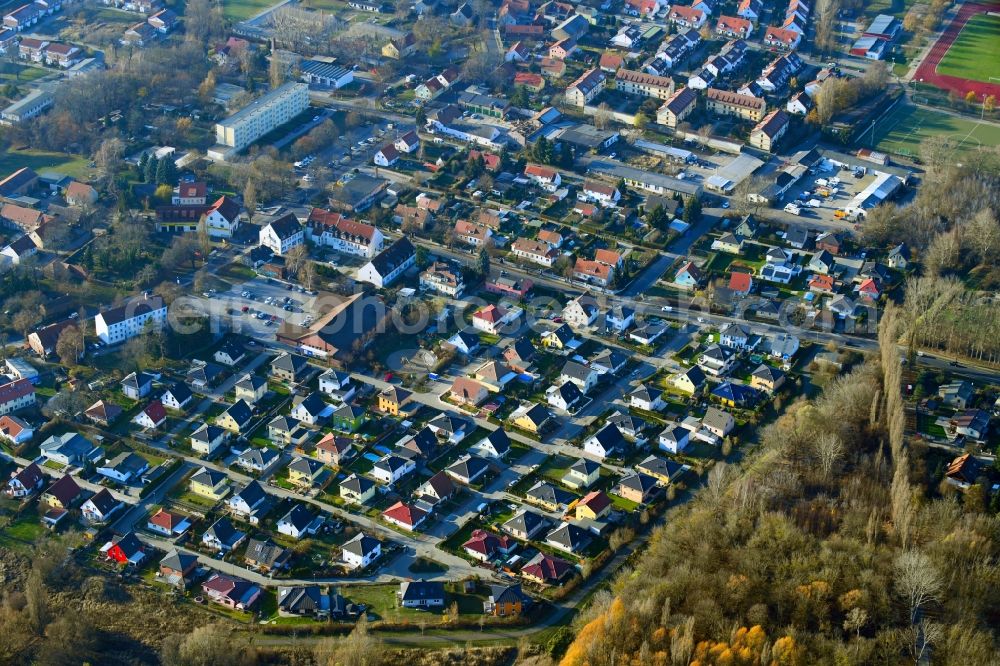 Berlin from the bird's eye view: Single-family residential area of settlement along the Lindenberger Strasse - Am Wartenberger Luch - Am Genossenschaftsring in the district Hohenschoenhausen in Berlin, Germany