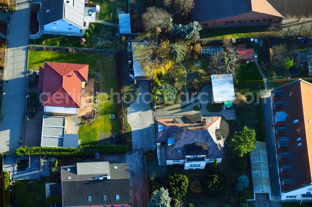 Berlin from above - Single-family residential area of settlement along the Lindenberger Strasse - Am Wartenberger Luch - Am Genossenschaftsring in the district Hohenschoenhausen in Berlin, Germany