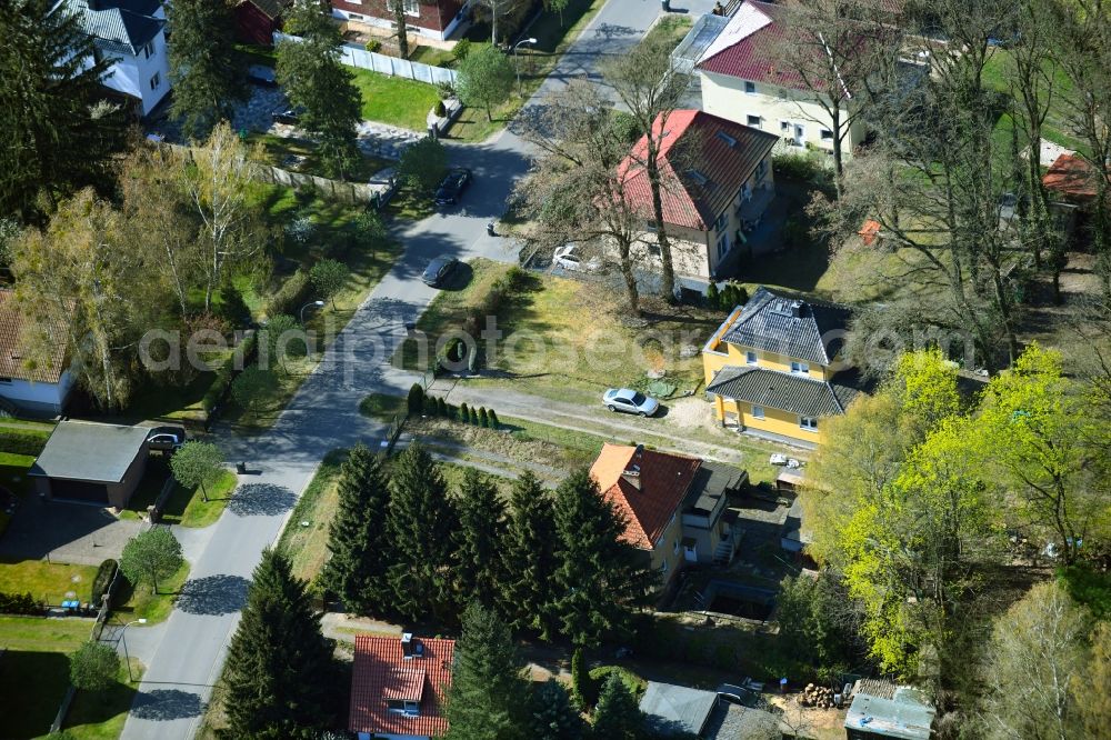 Falkensee from above - Single-family residential area of settlement along the Mannheimer Strasse in Falkensee in the state Brandenburg, Germany