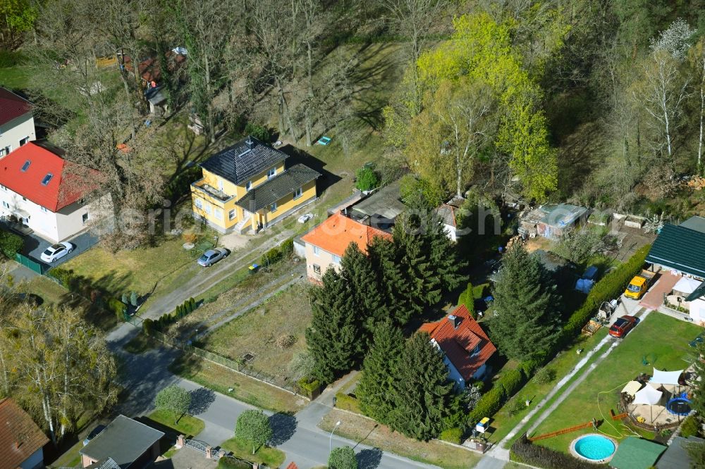 Falkensee from the bird's eye view: Single-family residential area of settlement along the Mannheimer Strasse in Falkensee in the state Brandenburg, Germany