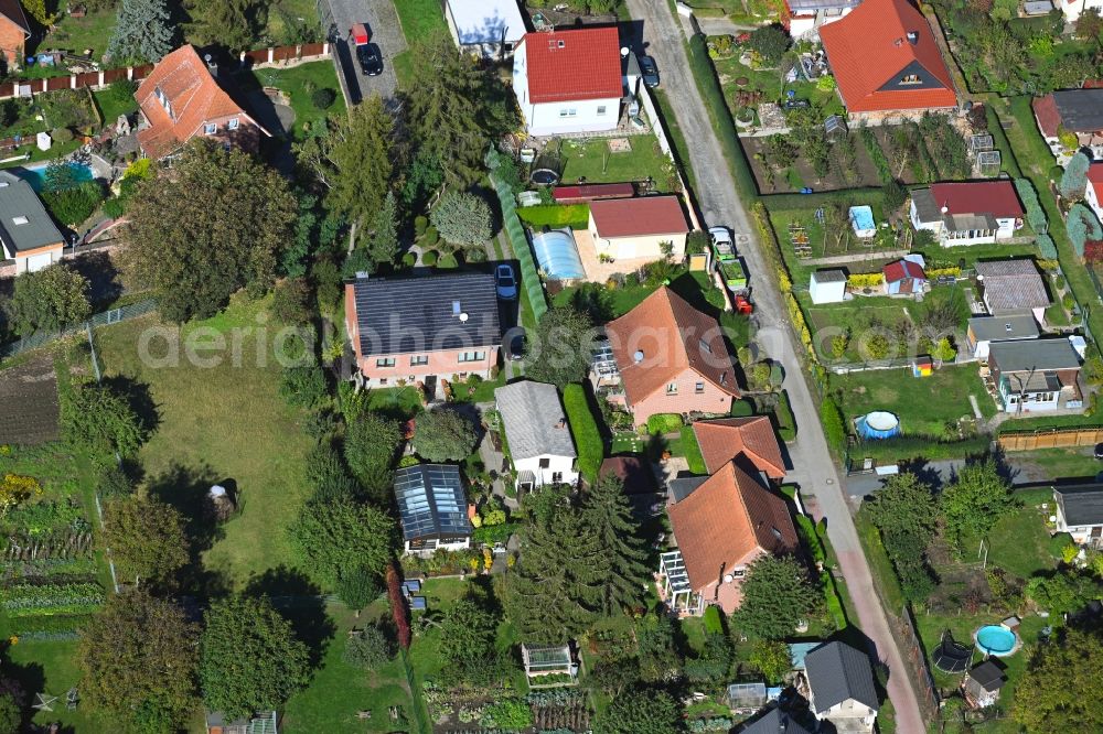 Hohe Börde from above - Single-family residential area of settlement along the Morgenstrasse in the district Irxleben in Hohe Boerde in the state Saxony-Anhalt, Germany