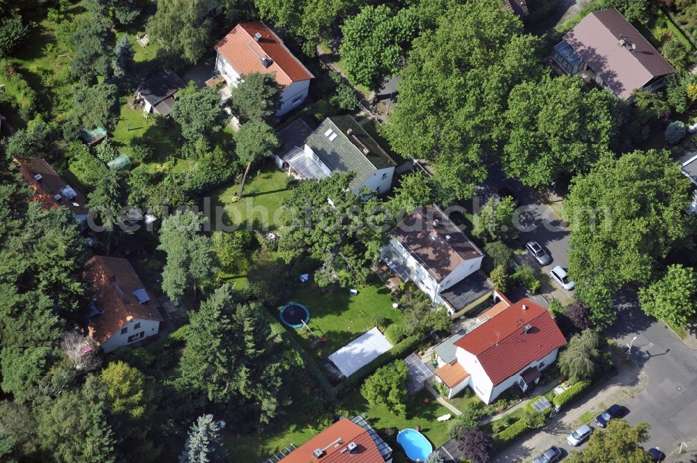 Aerial image Berlin - Single-family residential area of settlement along the Platanenstrasse in the district Niederschoenhausen in Berlin, Germany