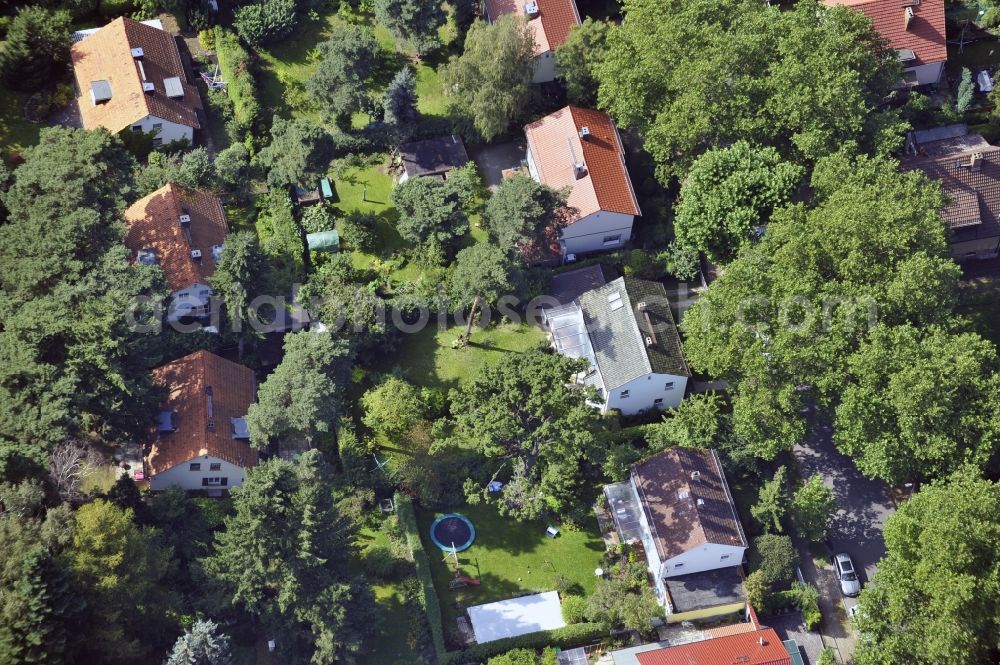 Aerial photograph Berlin - Single-family residential area of settlement along the Platanenstrasse in the district Niederschoenhausen in Berlin, Germany