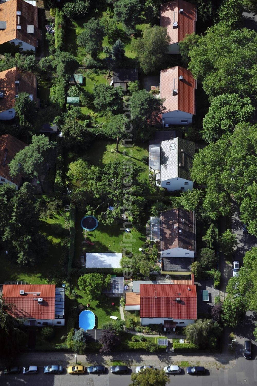 Berlin from above - Single-family residential area of settlement along the Platanenstrasse in the district Niederschoenhausen in Berlin, Germany