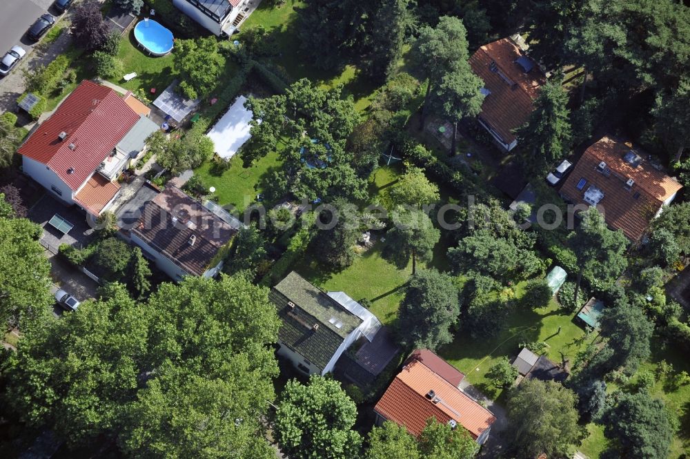 Berlin from the bird's eye view: Single-family residential area of settlement along the Platanenstrasse in the district Niederschoenhausen in Berlin, Germany