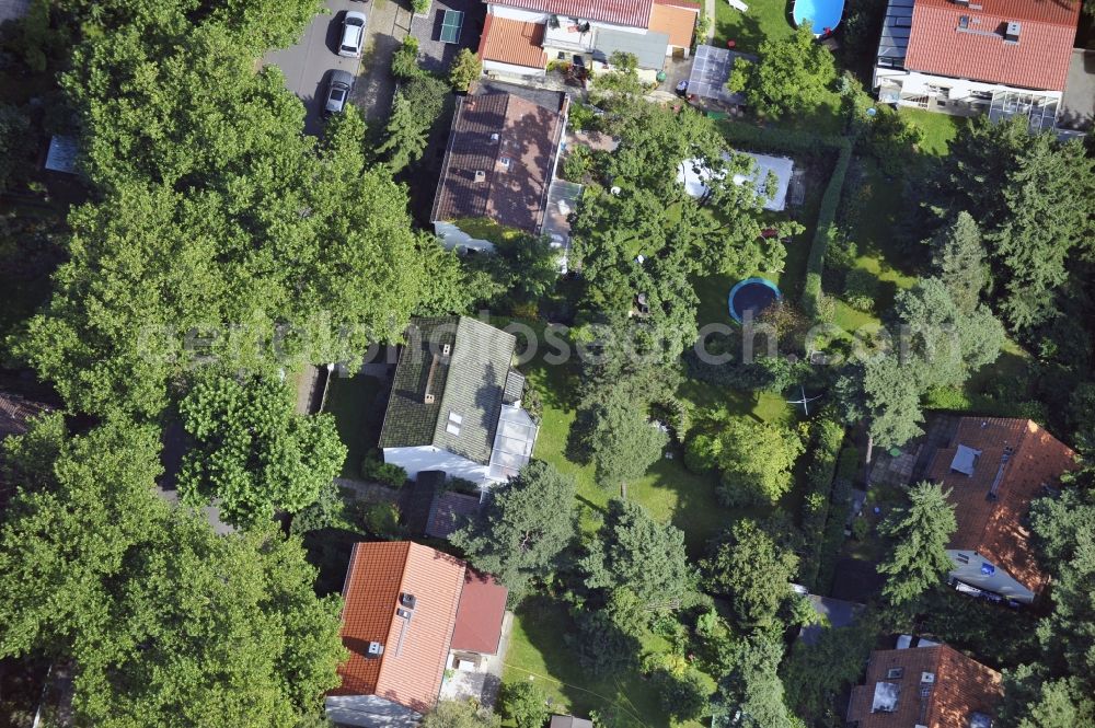 Aerial photograph Berlin - Single-family residential area of settlement along the Platanenstrasse in the district Niederschoenhausen in Berlin, Germany