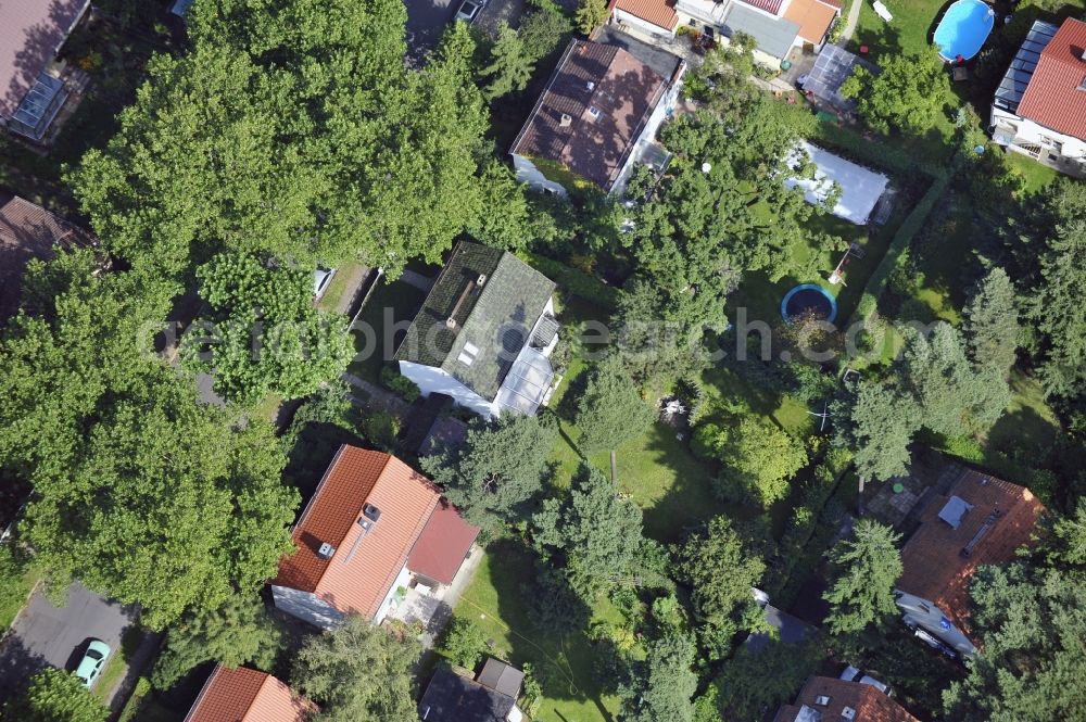 Berlin from above - Single-family residential area of settlement along the Platanenstrasse in the district Niederschoenhausen in Berlin, Germany