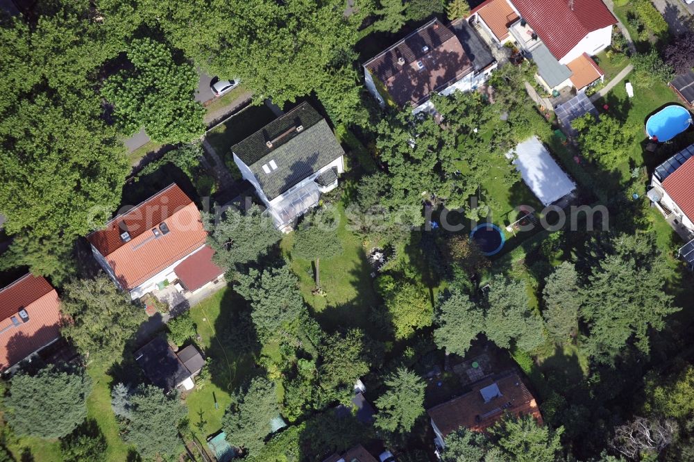 Aerial image Berlin - Single-family residential area of settlement along the Platanenstrasse in the district Niederschoenhausen in Berlin, Germany