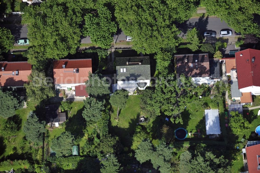 Aerial photograph Berlin - Single-family residential area of settlement along the Platanenstrasse in the district Niederschoenhausen in Berlin, Germany