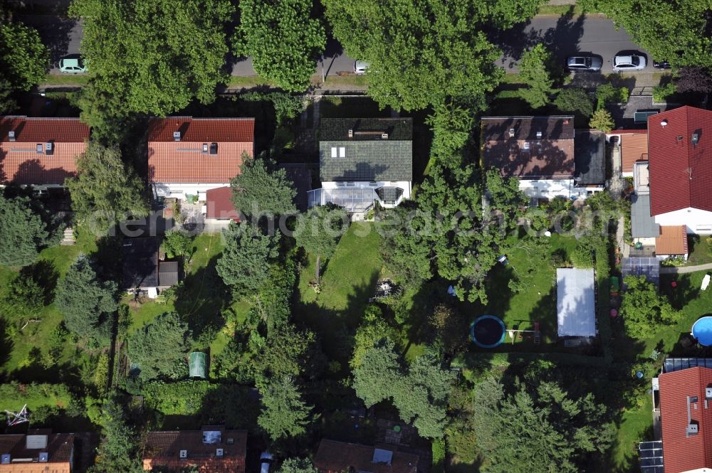 Berlin from above - Single-family residential area of settlement along the Platanenstrasse in the district Niederschoenhausen in Berlin, Germany