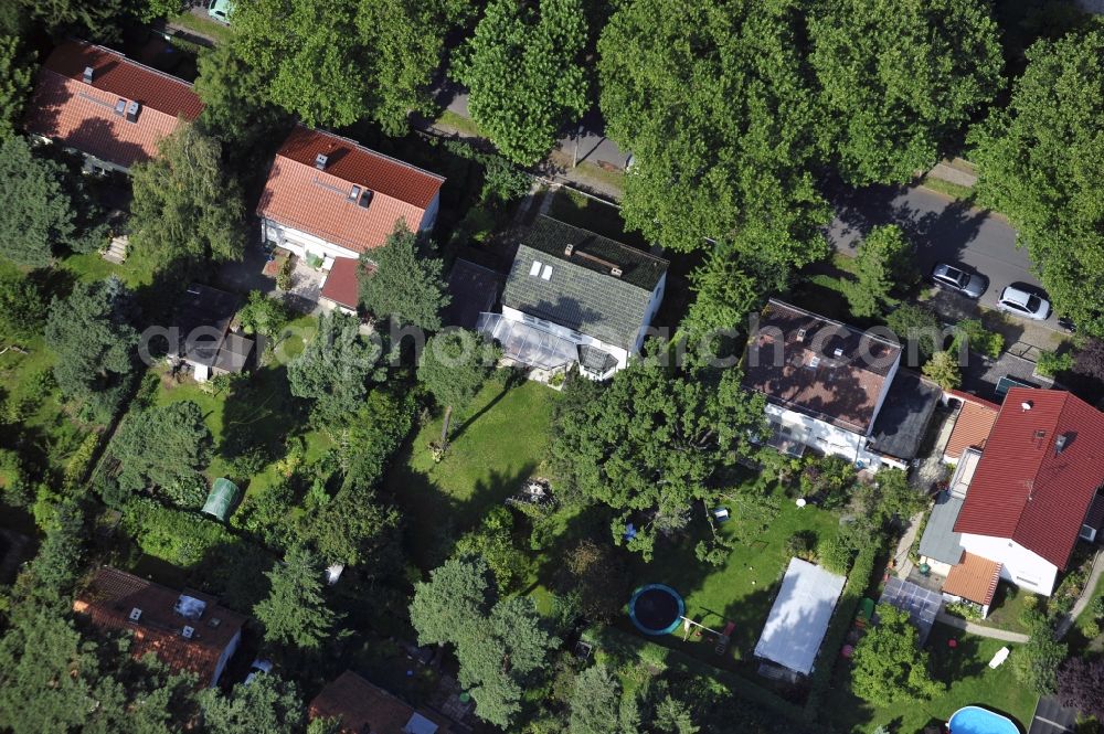 Berlin from the bird's eye view: Single-family residential area of settlement along the Platanenstrasse in the district Niederschoenhausen in Berlin, Germany