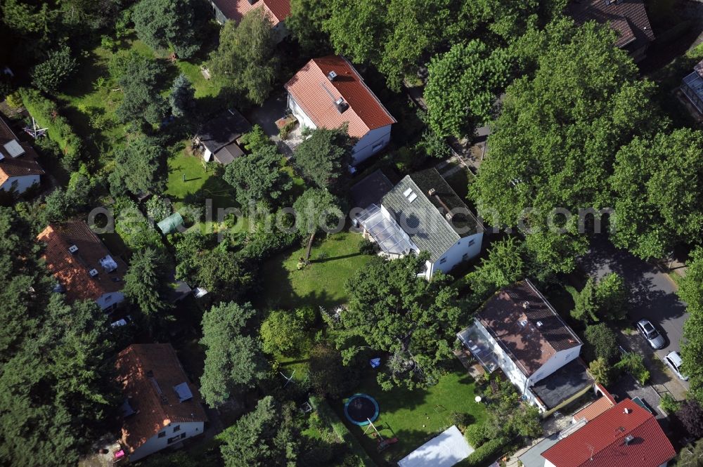 Aerial image Berlin - Single-family residential area of settlement along the Platanenstrasse in the district Niederschoenhausen in Berlin, Germany