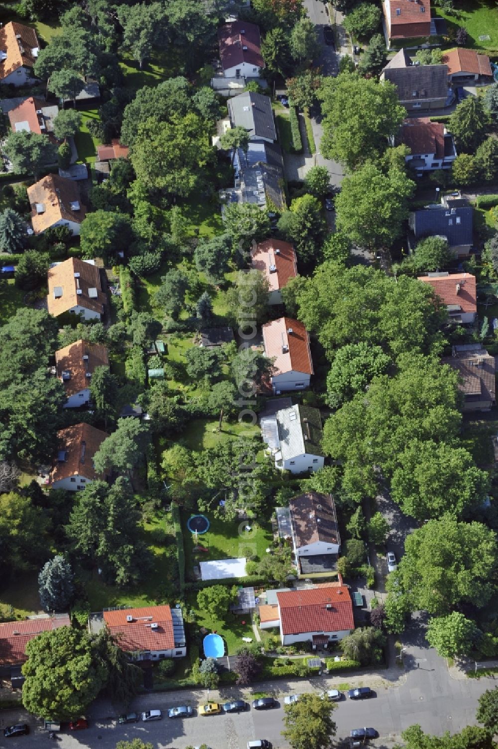 Aerial photograph Berlin - Single-family residential area of settlement along the Platanenstrasse in the district Niederschoenhausen in Berlin, Germany